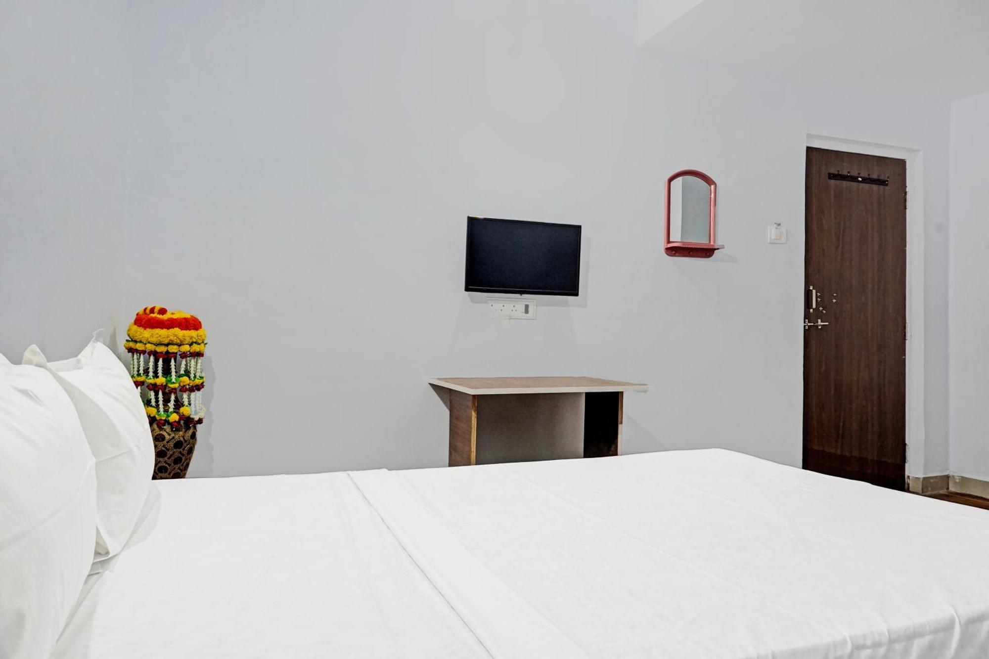 Oyo 820503 Lotus Lodge And Guest House Kharakvasla Exterior photo