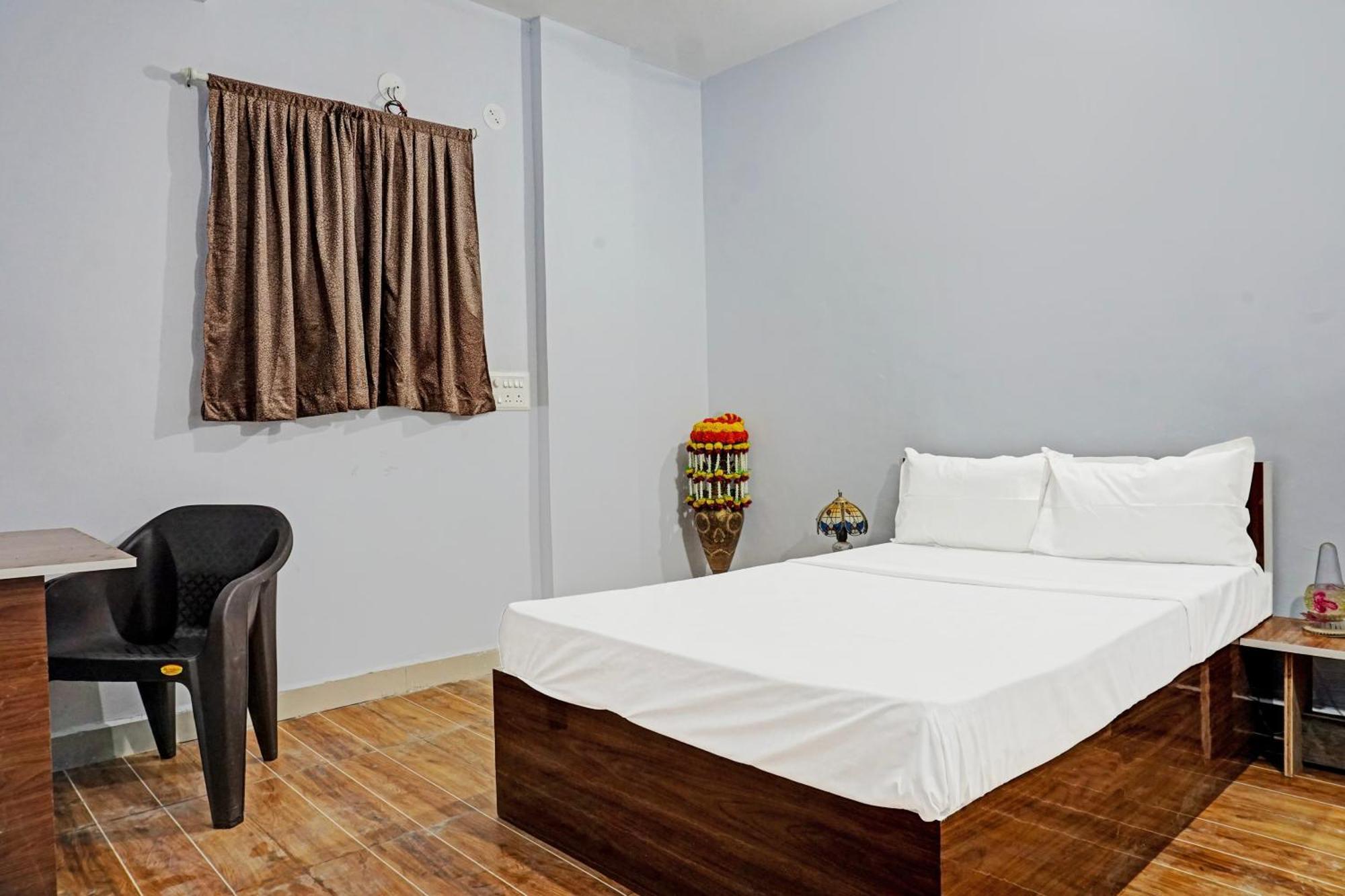 Oyo 820503 Lotus Lodge And Guest House Kharakvasla Exterior photo