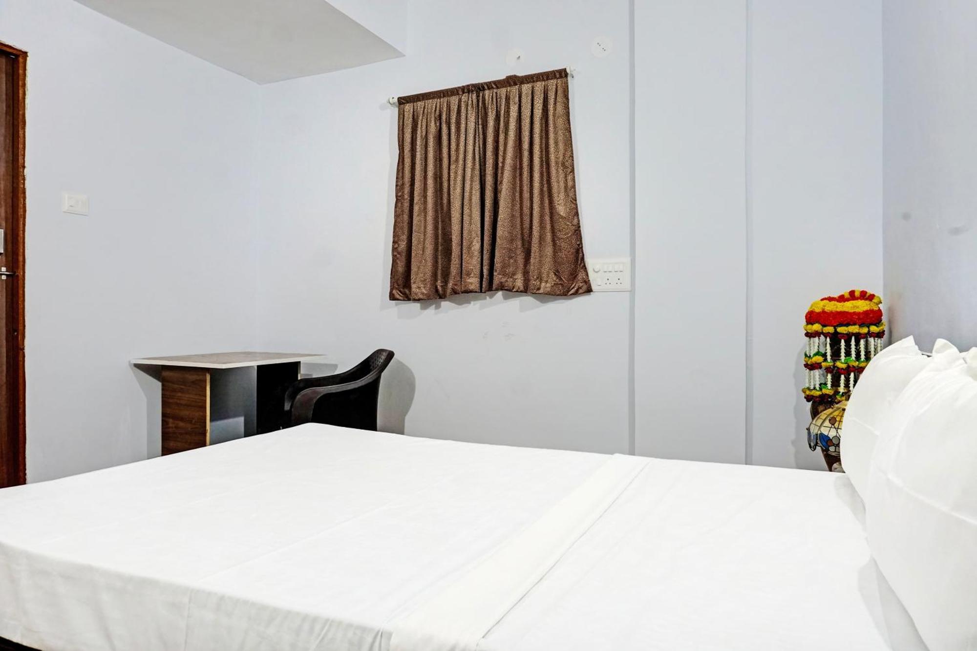 Oyo 820503 Lotus Lodge And Guest House Kharakvasla Exterior photo