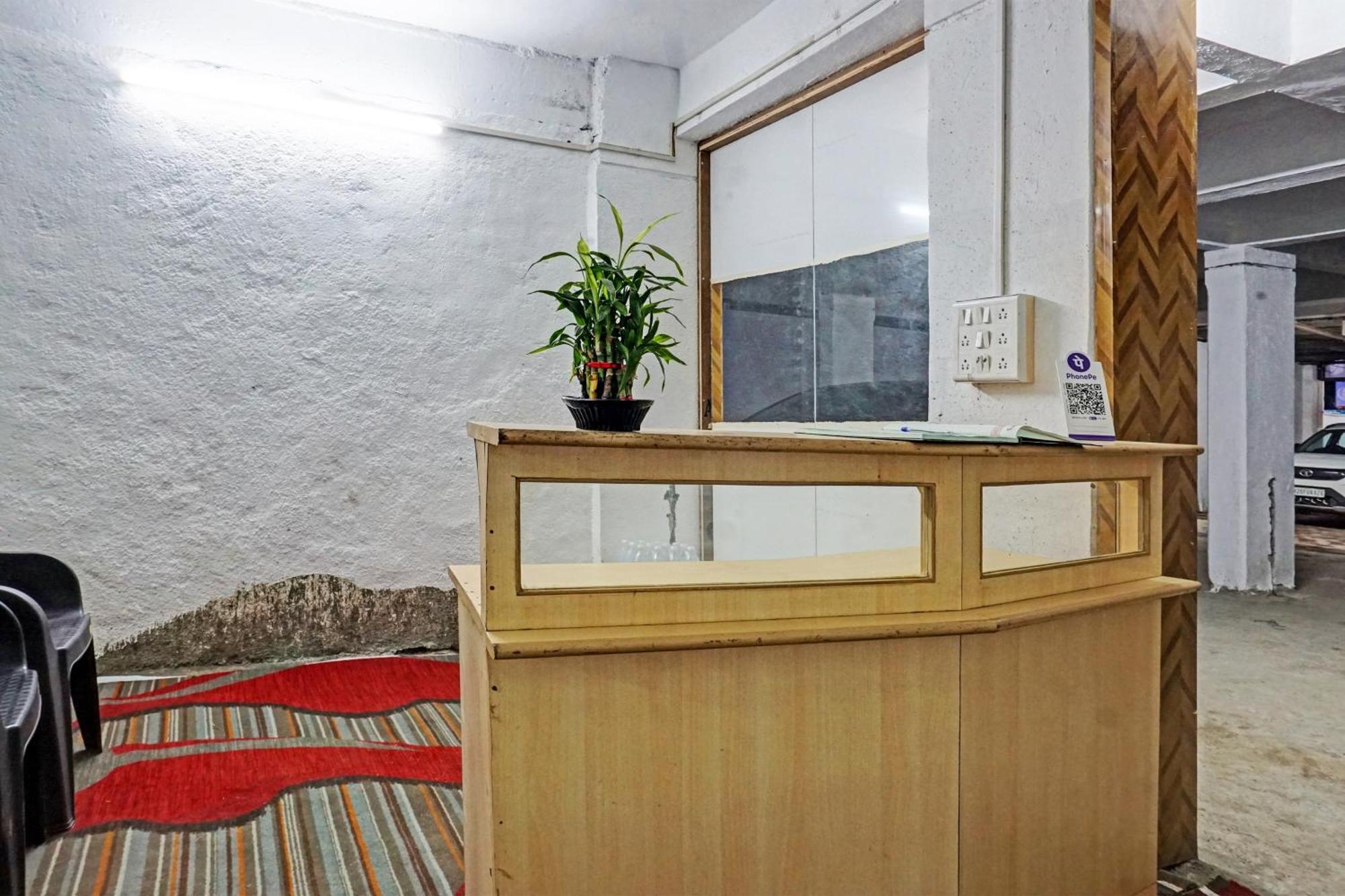 Oyo 820503 Lotus Lodge And Guest House Kharakvasla Exterior photo