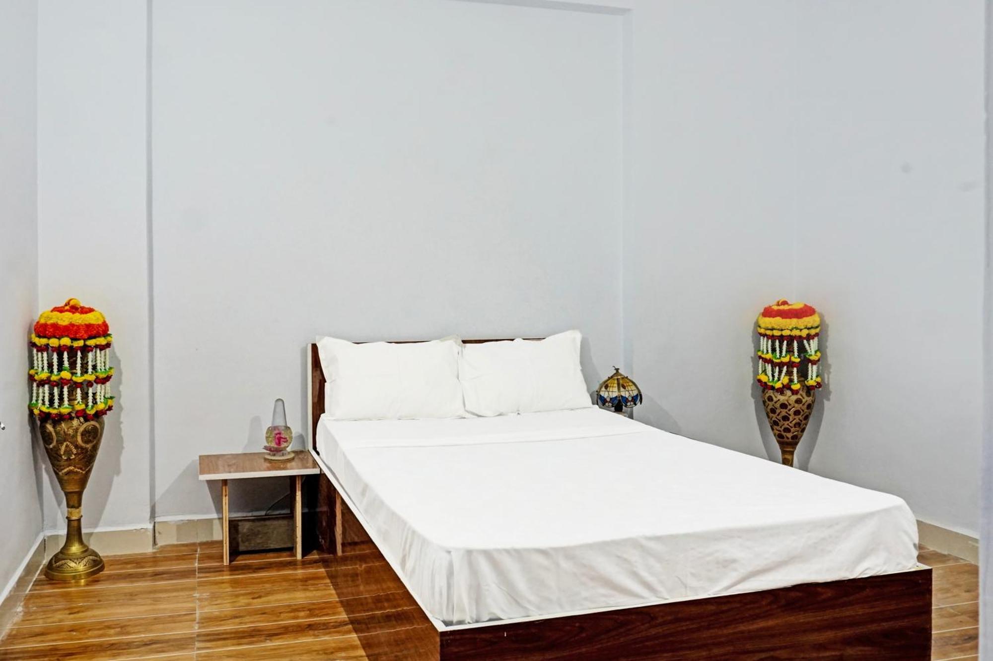 Oyo 820503 Lotus Lodge And Guest House Kharakvasla Exterior photo