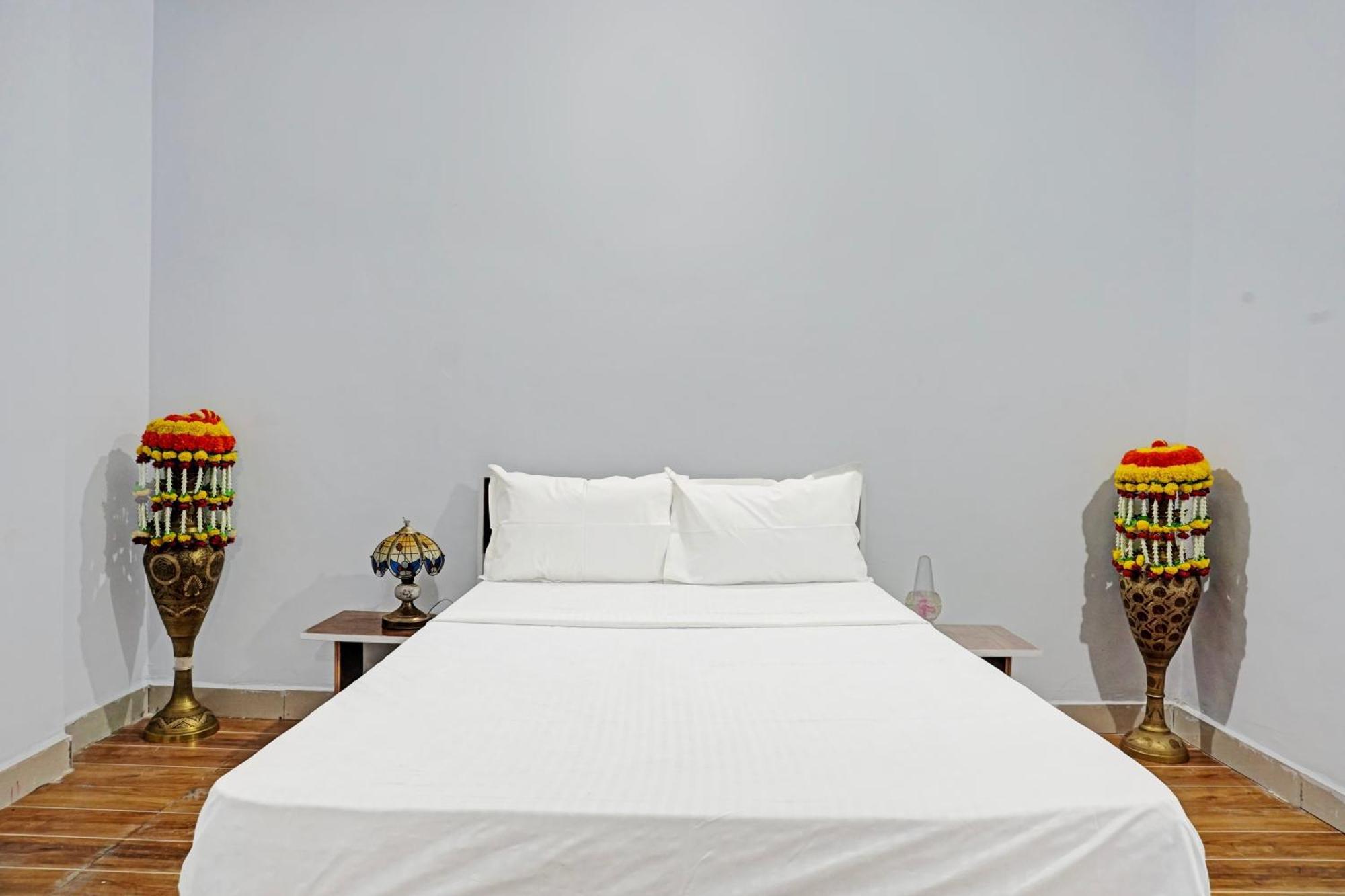 Oyo 820503 Lotus Lodge And Guest House Kharakvasla Exterior photo